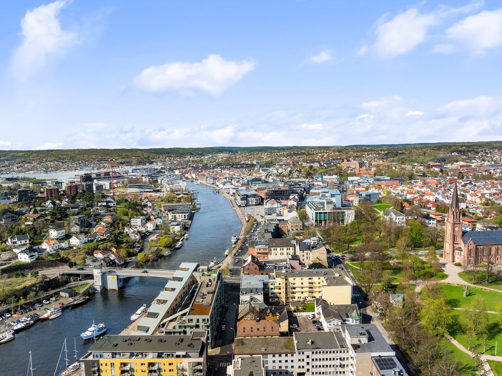 I Tordenskiolds gate 6 bor du svært sentralt, men rolig - midt i byen. I nabolaget ligger noen av byens vakreste parker. Galleribilde