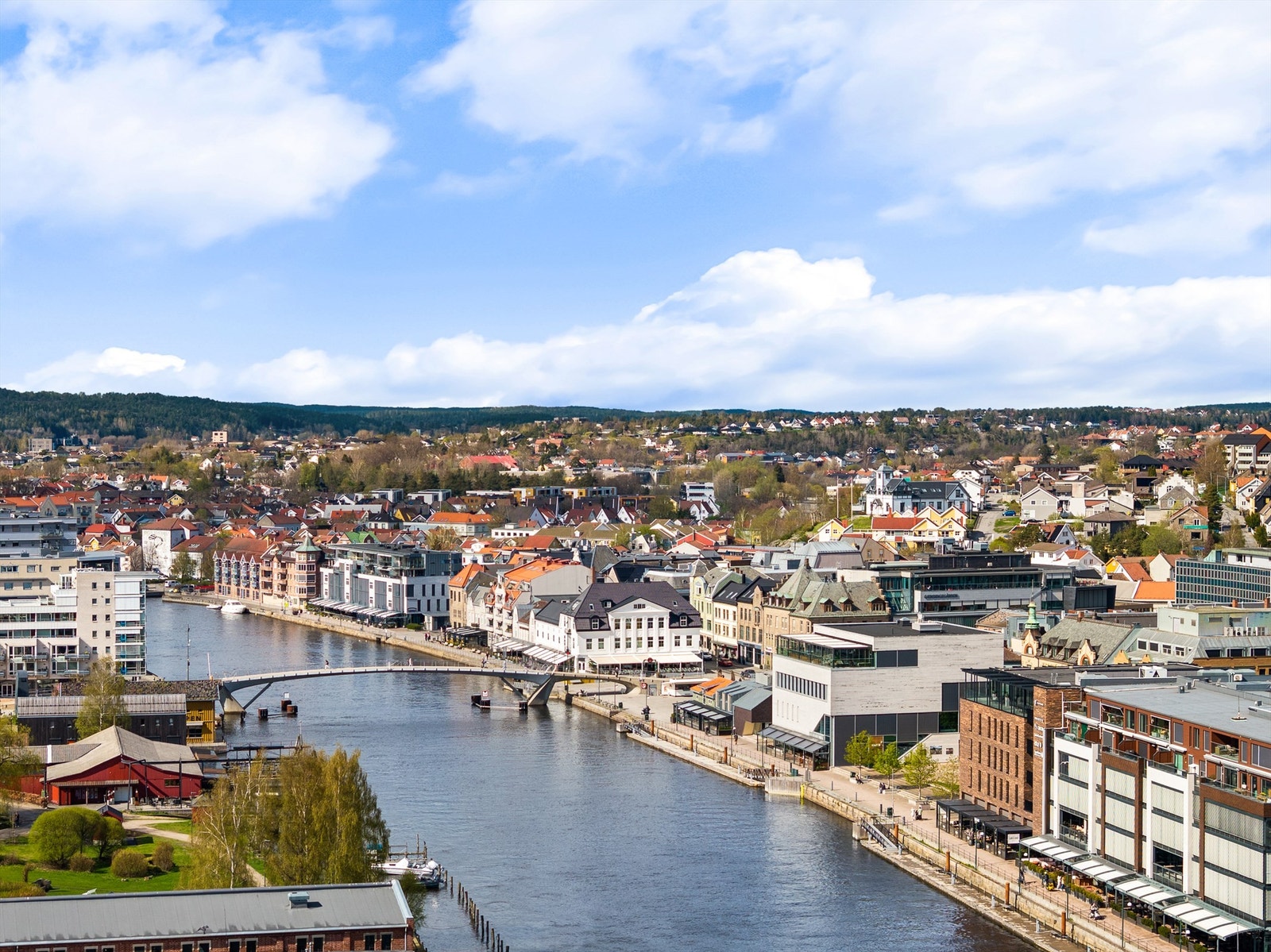 Bryggepromenaden kan du følge direkte frem til byens kulturliv og store tilbud av spisesteder. Galleribilde