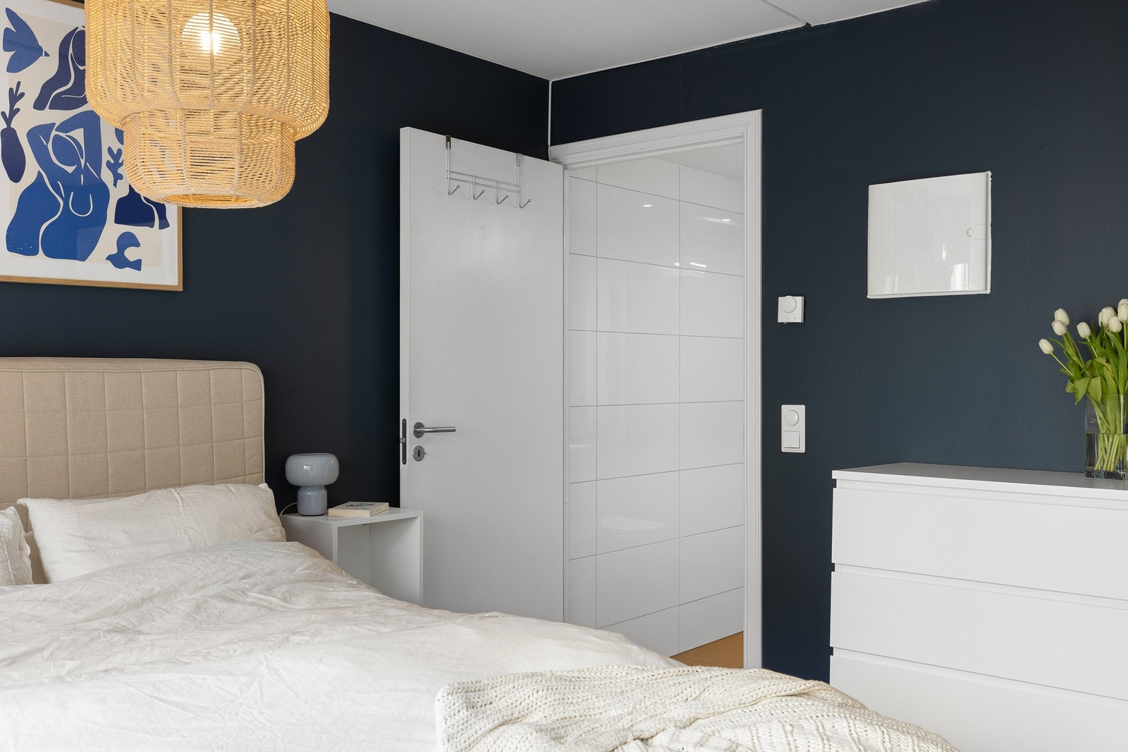 Badet er tilgjengelig rett fra soverommet. Galleribilde