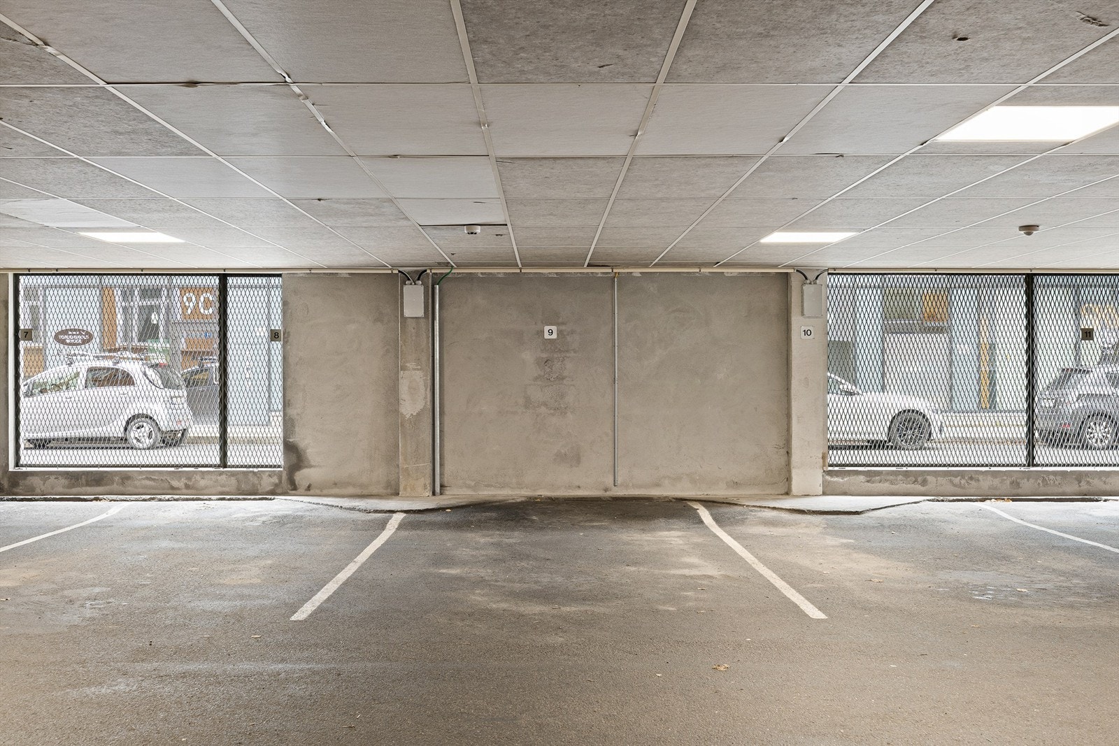 I garasjeanlegget har leiligheten en skjermet plass bak betongvegg, med mulighet for lader. Galleribilde