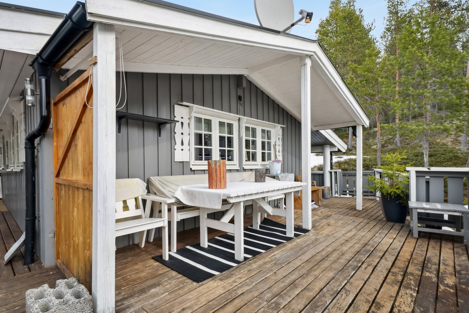 Dels med takoverbygg Galleribilde