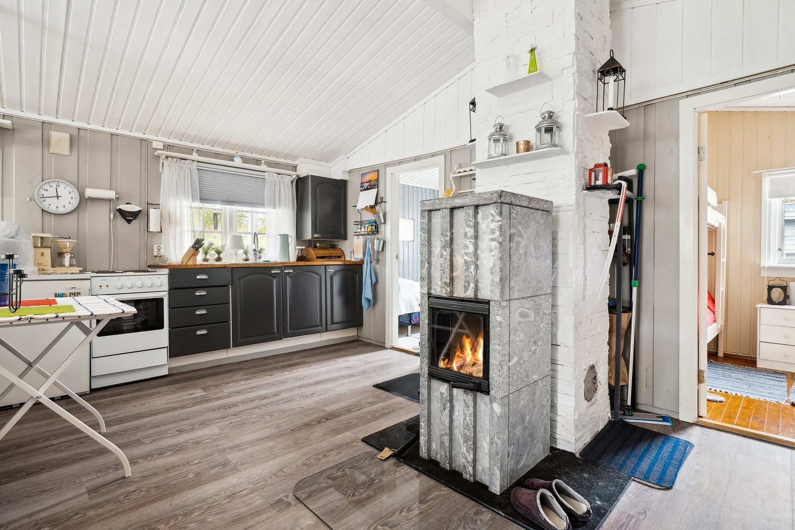 Ildsted med klebersteinsovn som holder lenge på varmen - Skorstein er rehabilitert i 2003 med stålforing Galleribilde