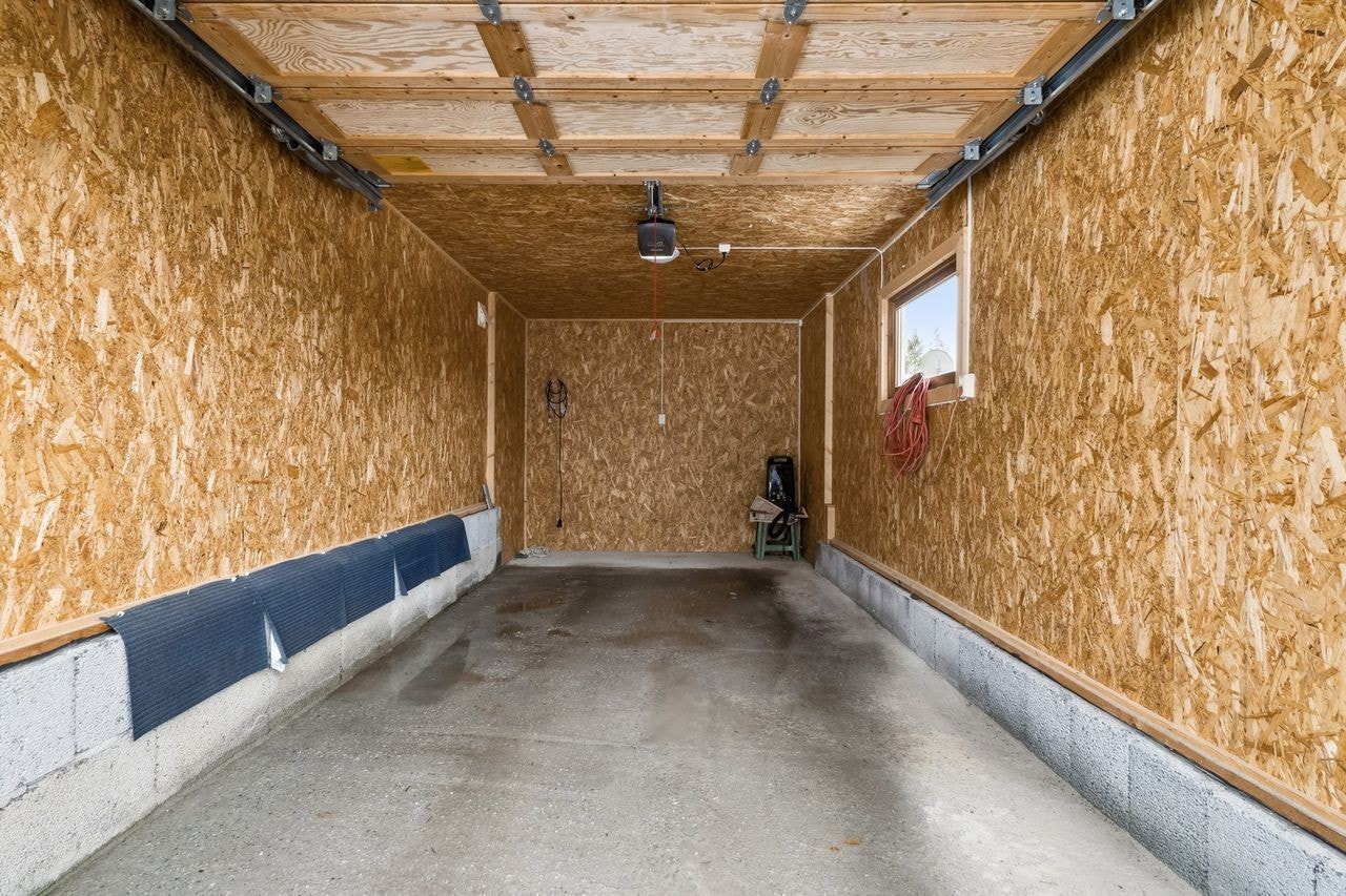 Garasje med elektrisk garasjeport Galleribilde