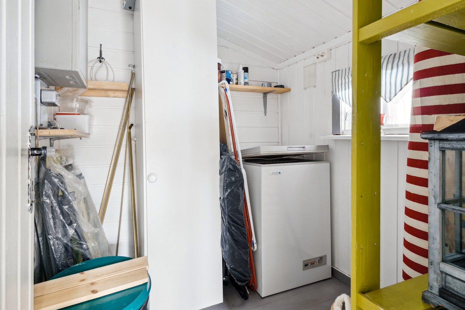 Bod med god lagerplass, tillegg er det ekstra bod i bakkant av garasje Galleribilde