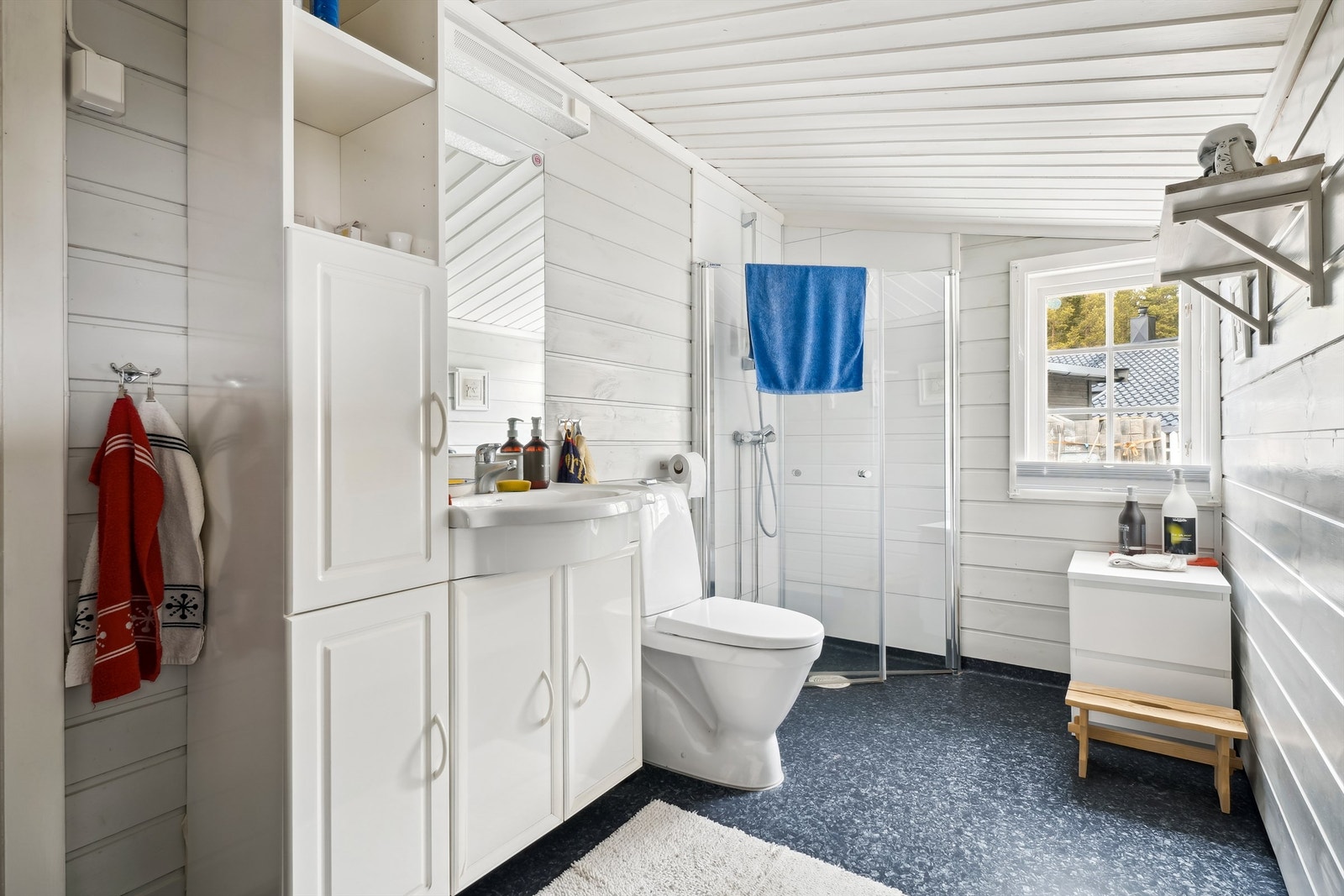 Bad et utvidet og nyetablert i ca. 2010 - Elektrisk gulvvarme Galleribilde