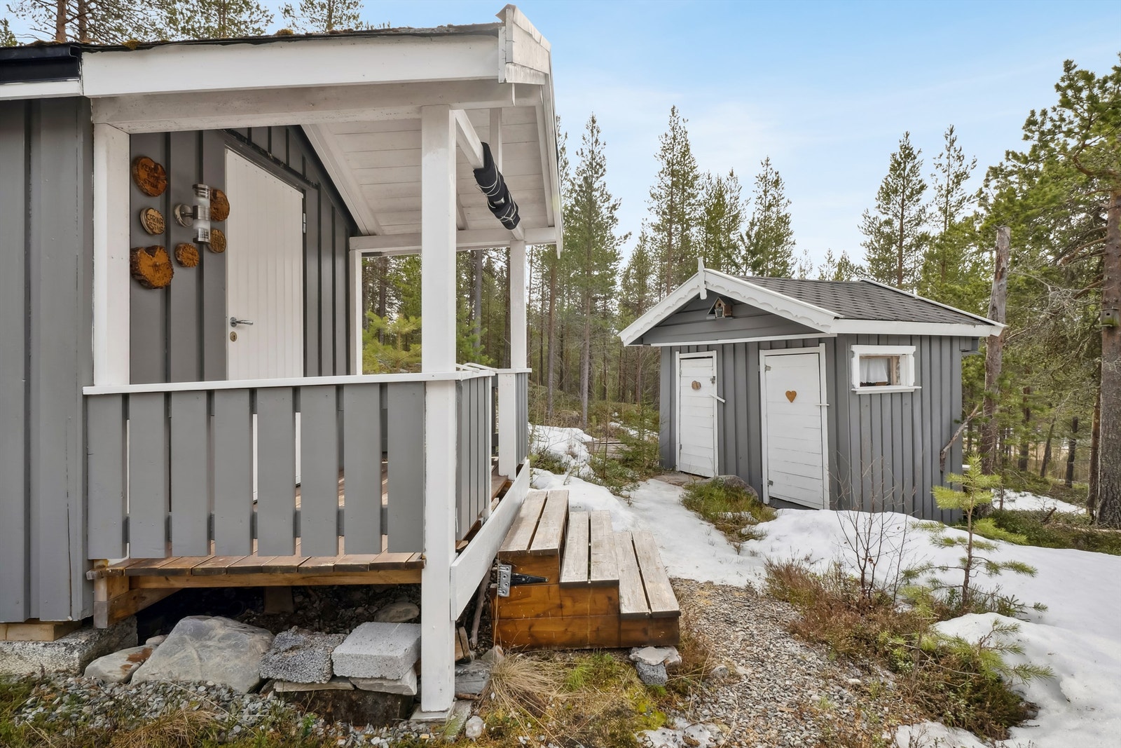 Anneks/uthus med veranda - Utedo med vedskjul Galleribilde