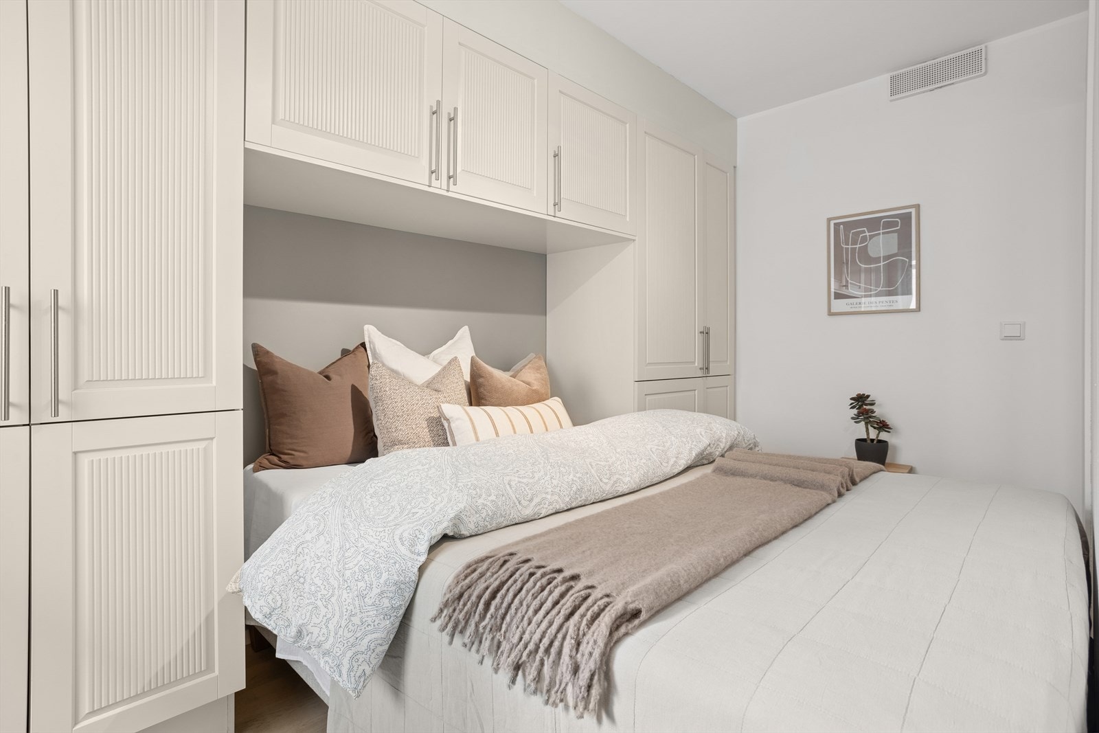 Soverom med spesial bygd skap som gir maksimal utnyttelse av plass. Galleribilde