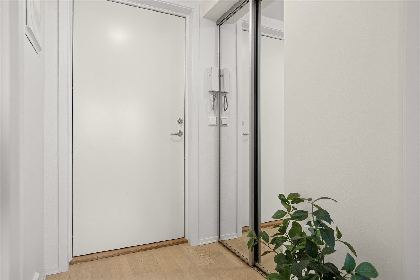 Innebygd garderobeskap gir god plass til oppbevaring av yttertøy. Galleribilde