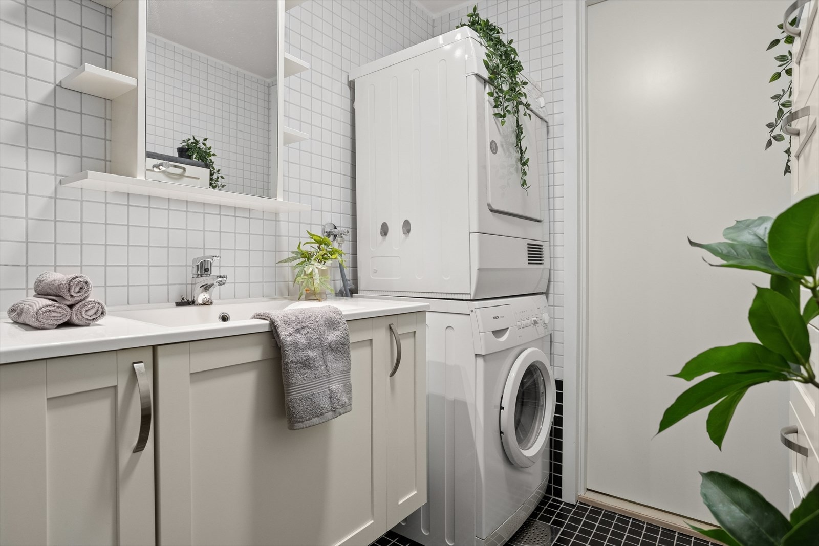 Bad med god plass til både vaskemaskin -og tørketrommel. Galleribilde