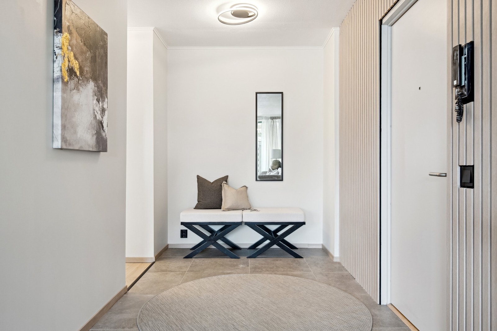 Ved første steg inn i boligen møter du en lys og innbydende entré. Galleribilde