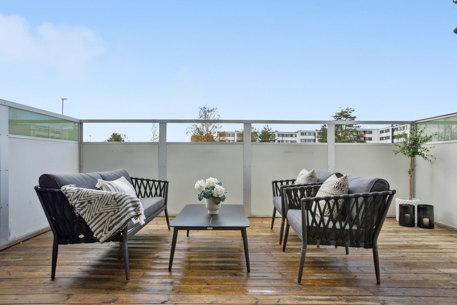 I tilknytning til terrassen har du en liten utvendig bod i tillegg til de to bodene i kjeller. Galleribilde