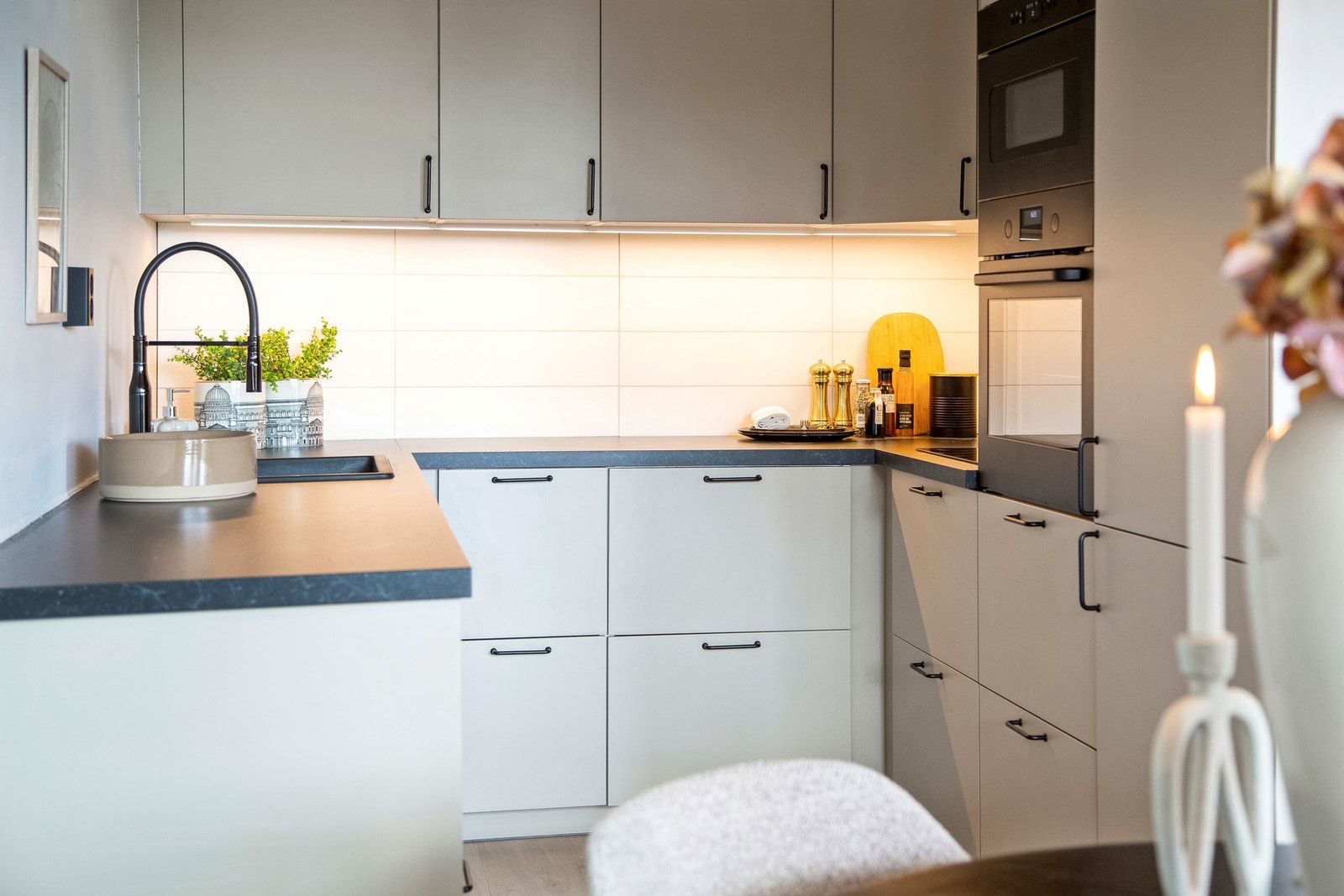 Kjøkkenet er utstyrt med integrerte hvitevarer og godt med skap- og skuffeplass. Galleribilde