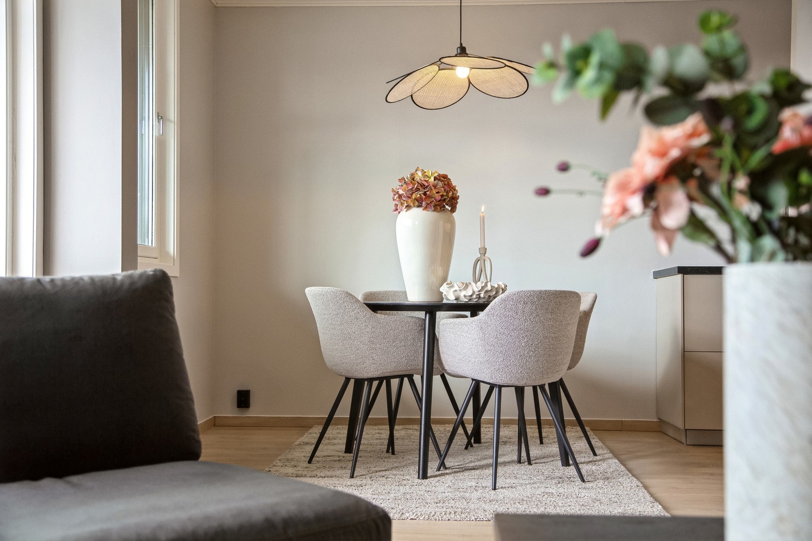 Trivelig spiseplass i direkte tilknytning til både stue og kjøkken. Galleribilde