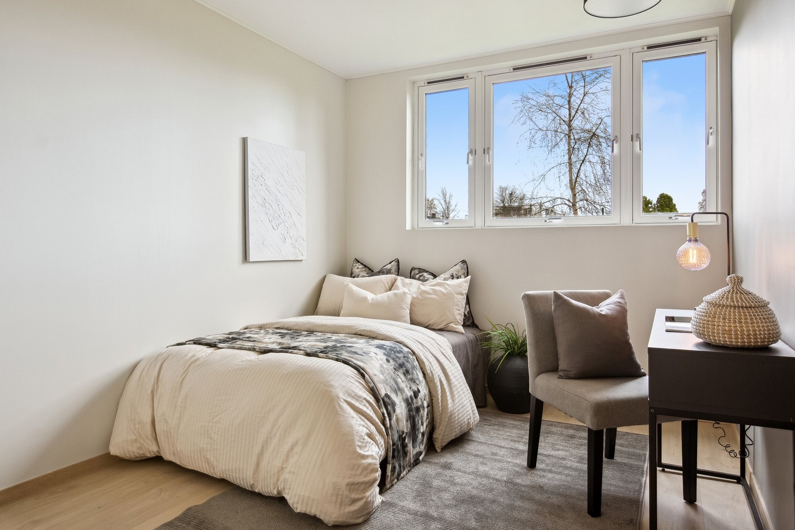 Det andre soverommet har god plass til både seng, oppbevaring og eventuell arbeidsplass. Galleribilde