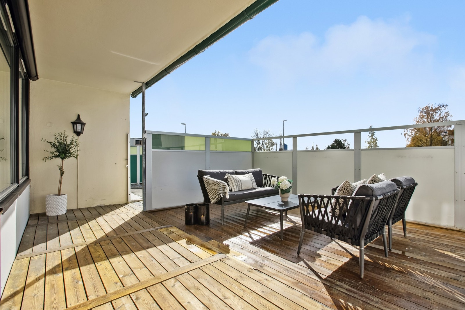 Det er kort vei til butikker, kollektivtransport og rekreasjonsområder som gjør hverdagen enkel og effektiv. Galleribilde