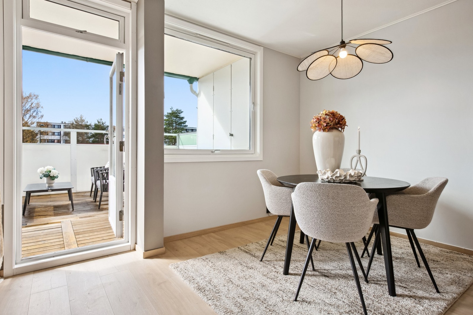 Fra stue/kjøkken har du utgang til en stor og solrik terrasse på hele 27 kvm. Galleribilde