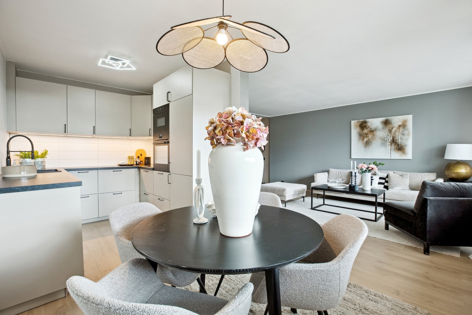 Den åpne løsningen gir god flyt mellom kjøkken og stue - perfekt for både hverdag og selskap. Galleribilde