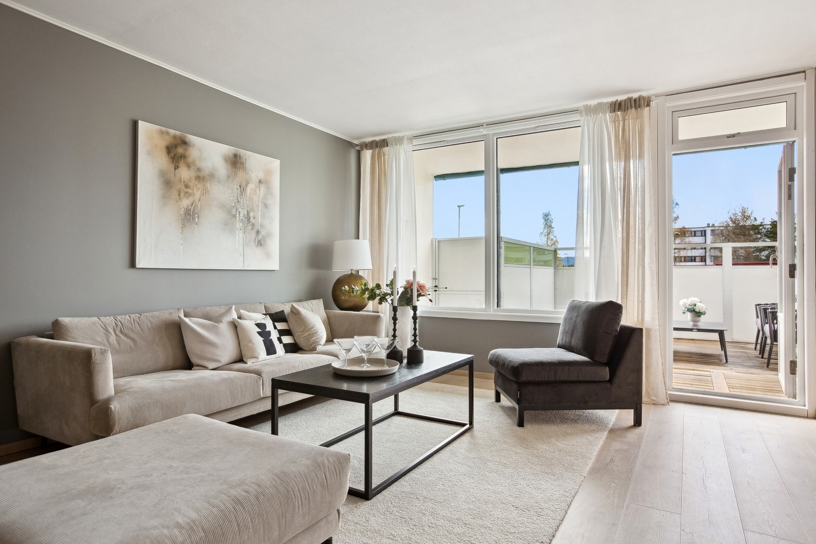 Stuen fremstår som lys og er malt i moderne fargevalg som gjør det enkelt å sette sitt personlige preg gjennom interiør. Galleribilde