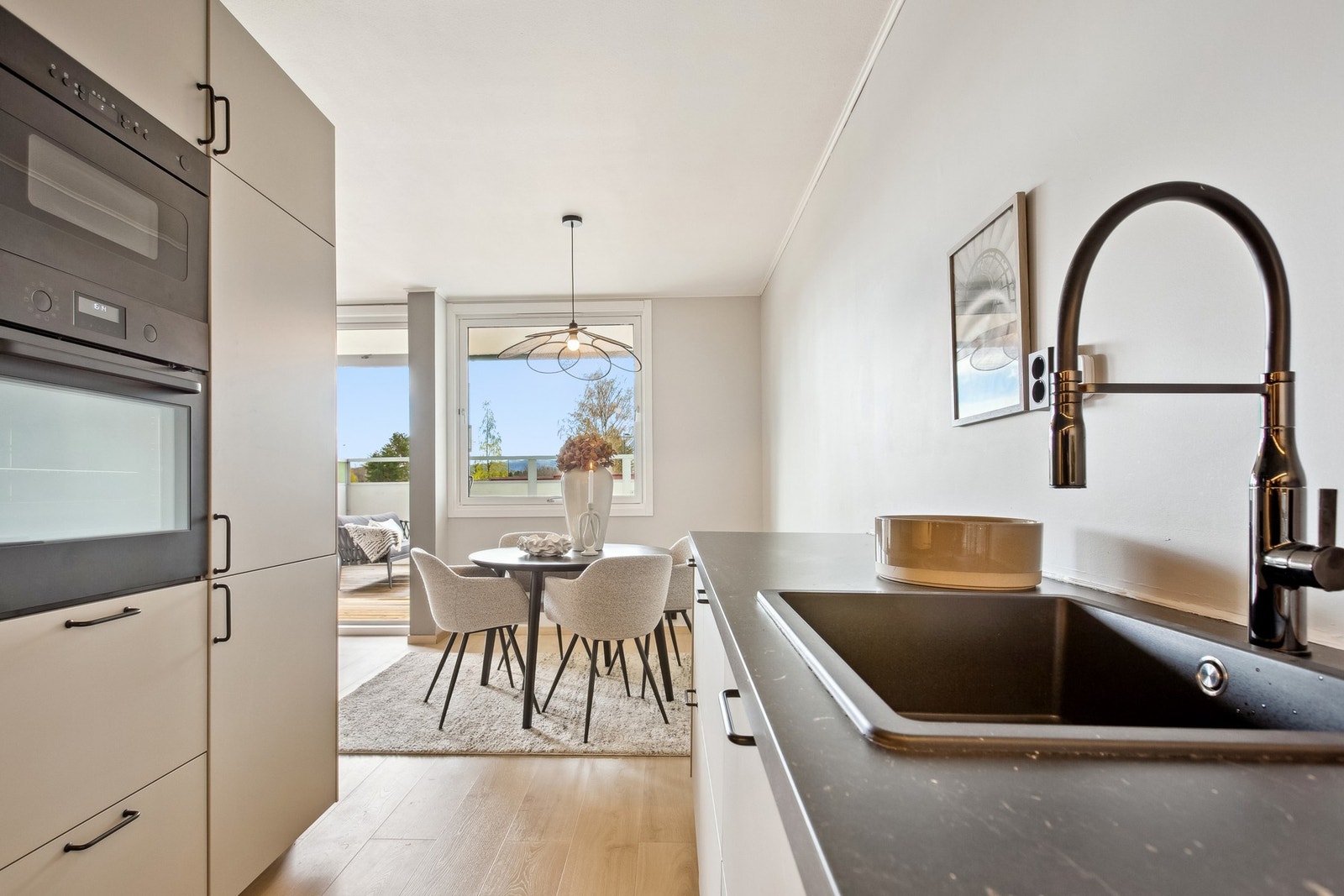 Moderne blandebatteri med god svingradius, noe som gjør det enklere å holde vasken ren. Galleribilde