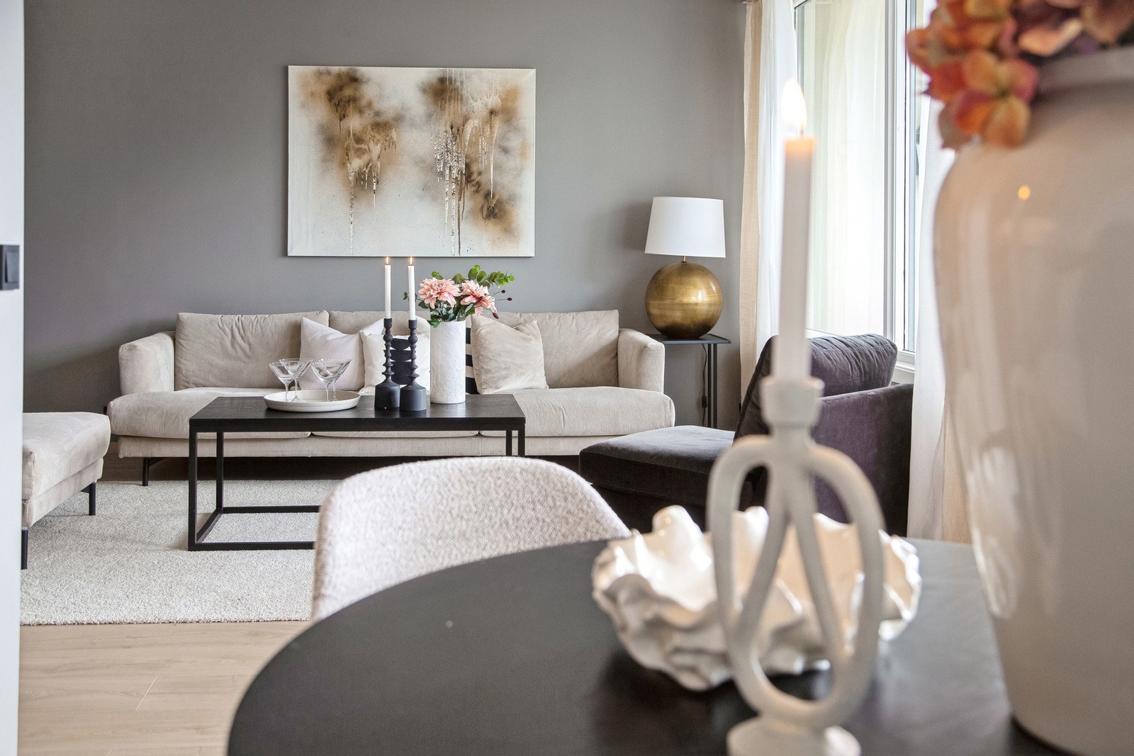 Det er plass til et større spisebord, som gjør dette til et naturlig samlingspunkt for hverdagsmåltider og hyggelige middager. Galleribilde