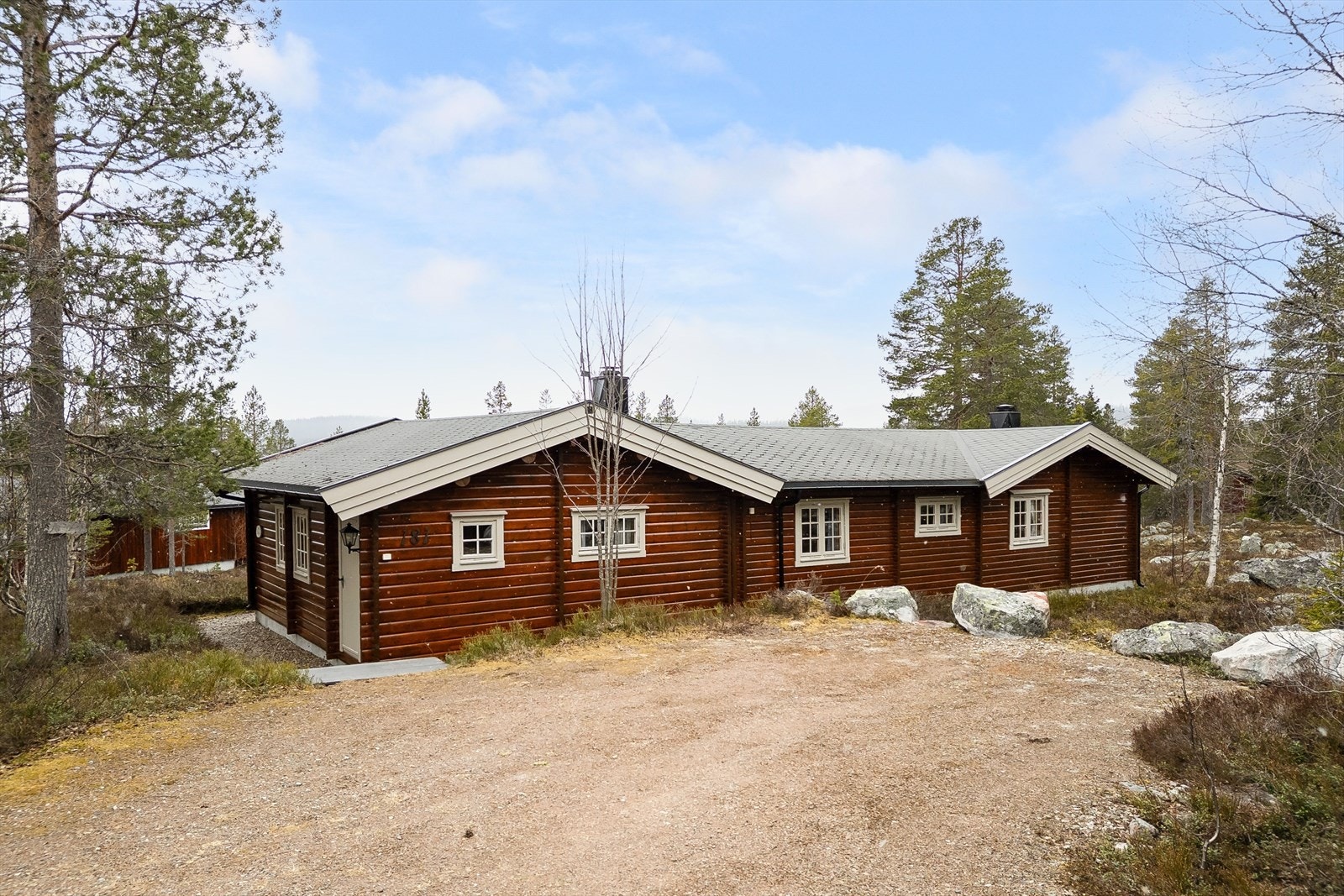 En stor og koselig hytte fra 1989 med selveiet tomt på ca. 1,4 mål. Hytta ligger høyt opp i hyttefeltet på ca. 644 moh. Solrik beliggenhet med hytte med utearealer og terrasse orientert mot syd. Galleribilde