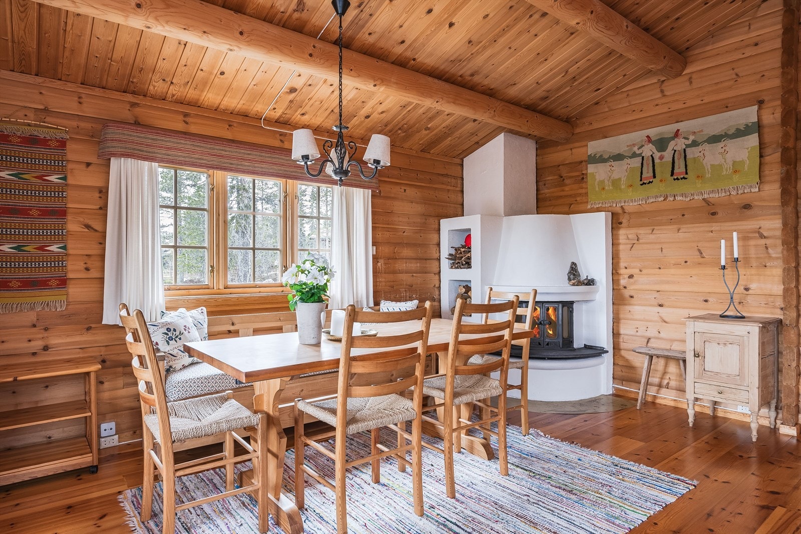 I stuen er det god plass til både sofagruppe med salongbord, et stort spisebord og annet ønskelig møblement. Galleribilde