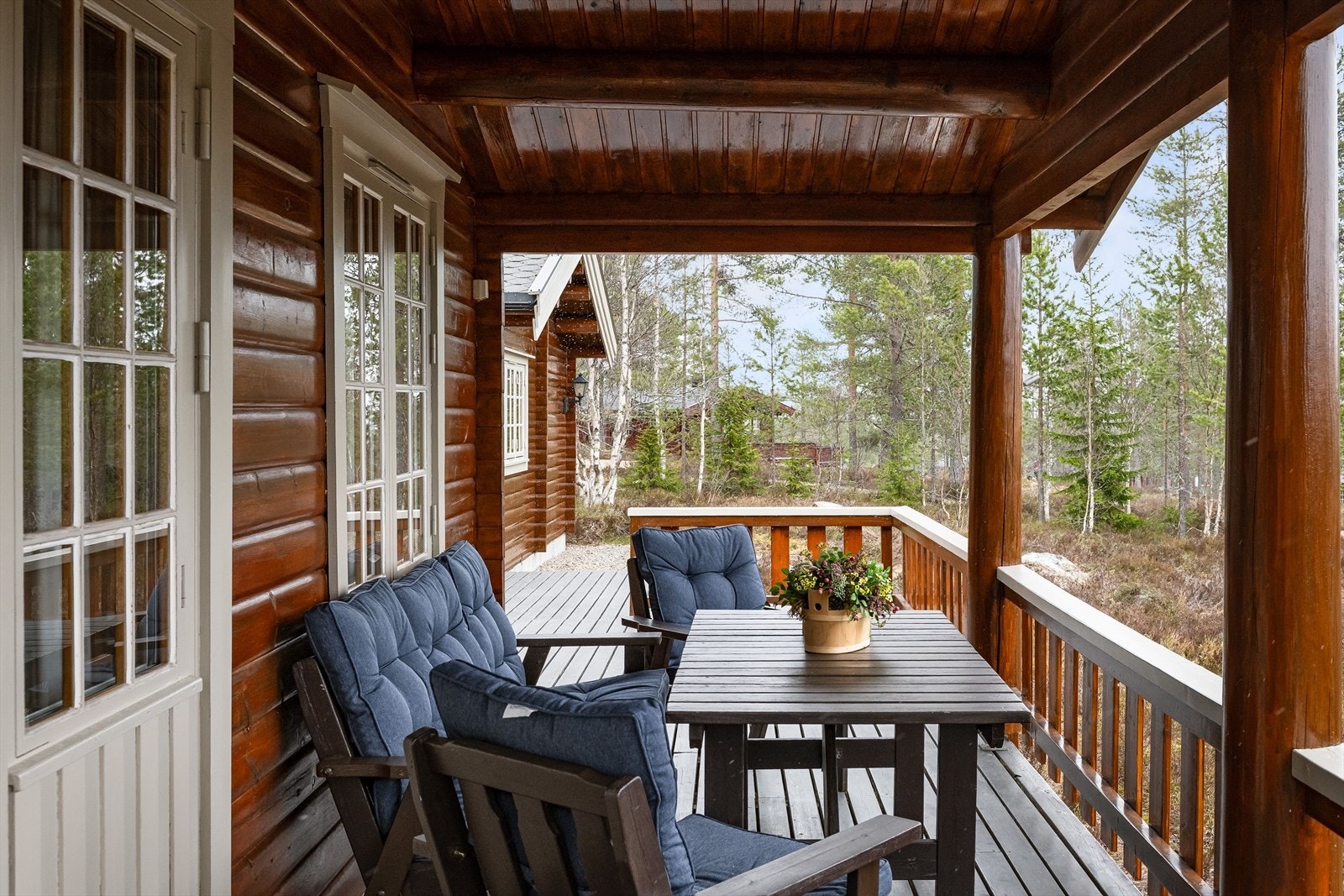 Stor og solrik sydvendt terrasse på 38m². Terrassen er delvis overbygget, har terrassebord på gulv og rekkverk med stående bord. Galleribilde