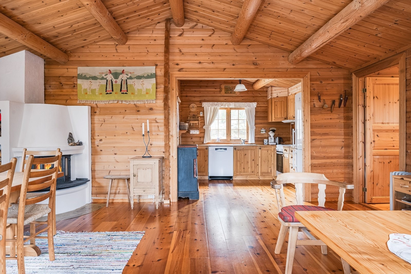 Lysinnslipp fra alle kanter kombinert med god takhøyde gir en åpen og luftig romfølelse. Galleribilde