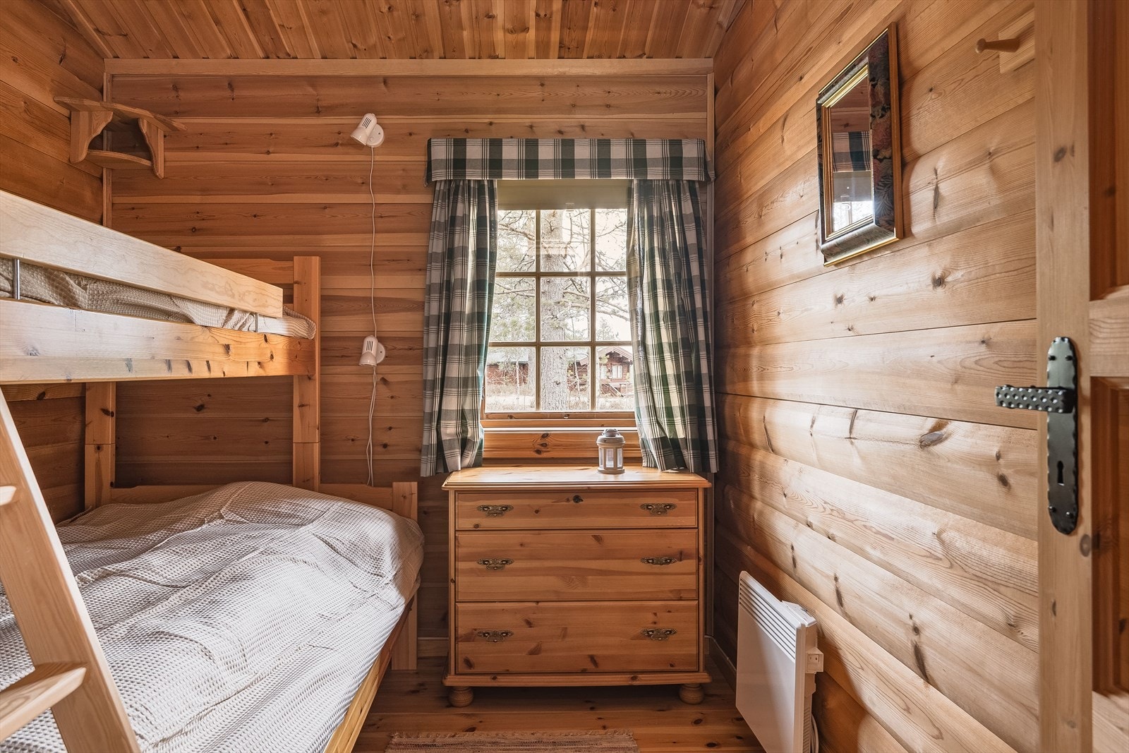 Soverom 2 i tilbygget del er også innredet med en familiekøye med 3 sengeplasser. Galleribilde