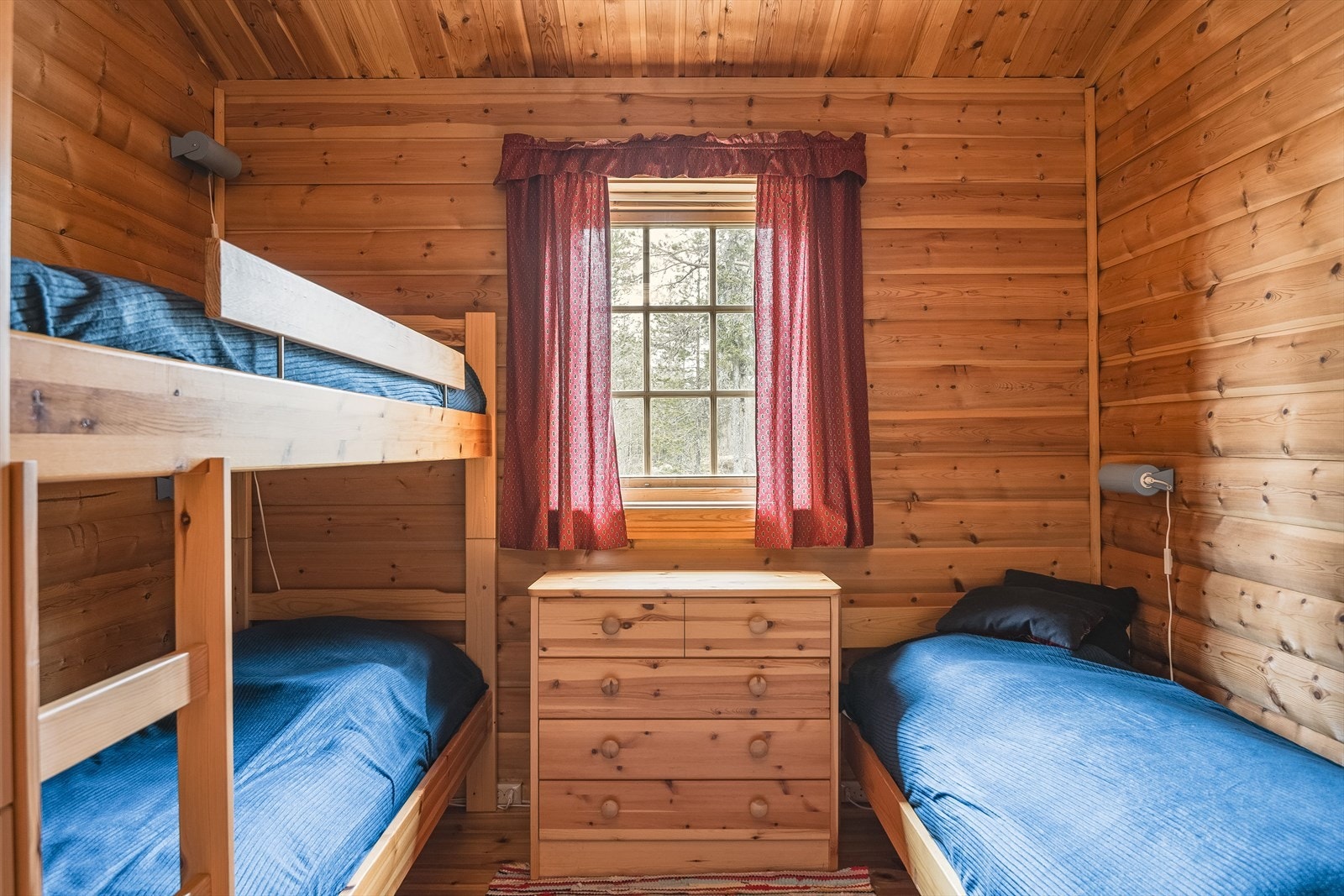 Soverom 4 har adkomst fra kjøkkenet. Et koselig soverom som i dag er innredet med køyeseng, enkeltseng og kommode. Galleribilde