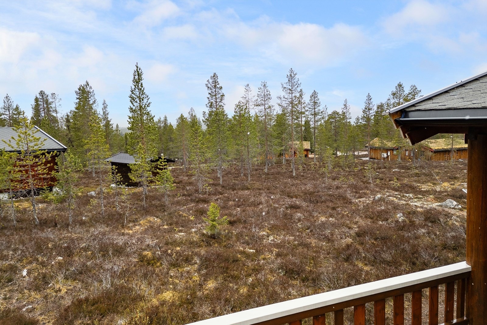 Beliggenheten i høyden og mot syd sørger for gode solforhold på terrassen. Galleribilde
