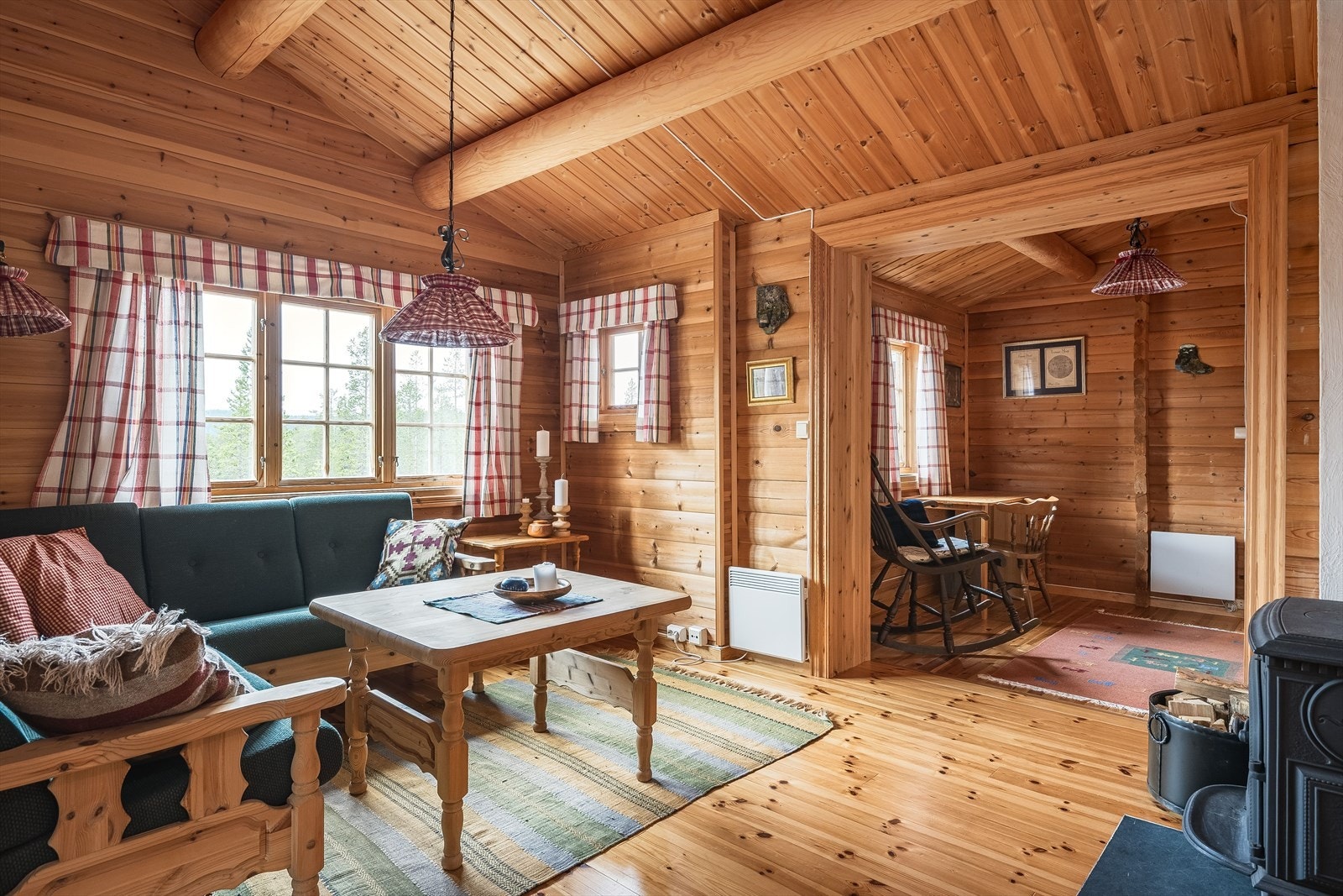 Lys og koselig stue i tilbygget del med plass til sofagruppe. Galleribilde