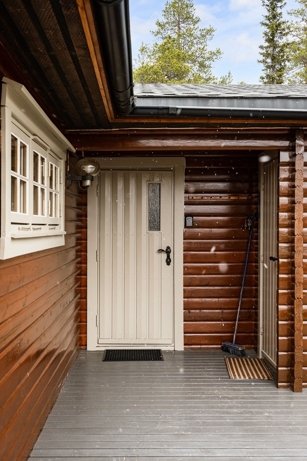 Du ønskes velkommen inn via et overbygget inngangsparti som er en del av terrassen. Til høyre for inngangsdøren er det adkomst til en praktisk utvendig bod. Galleribilde