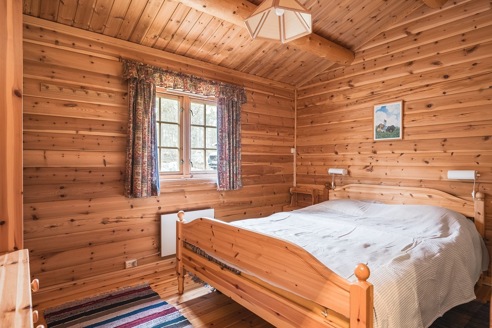 Soverom 3 som er det største soverommet i hytta, har adkomst fra entréen og er fint plassert mellom begge baderommene. Galleribilde