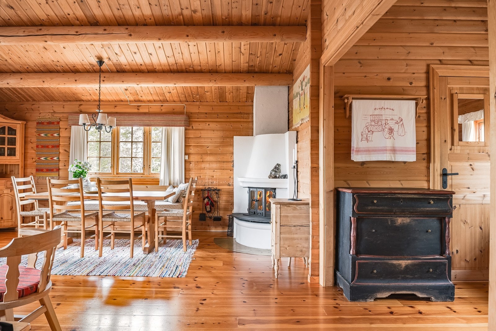 Videre kommer du inn i et stort, lyst og koselig oppholdsrom, som er perfekt for både avkobling og hygge! Galleribilde