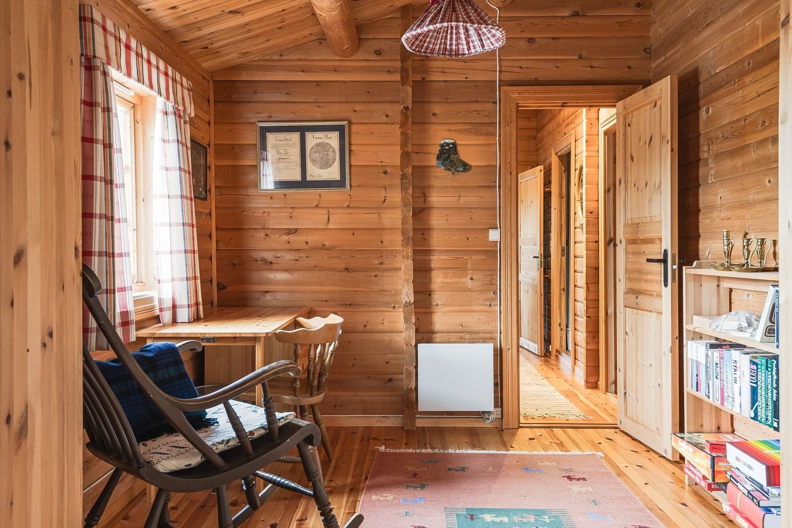 Den andre delen av stuen ligger i den originale delen av hytta og var opprinnelig et soverom. Galleribilde