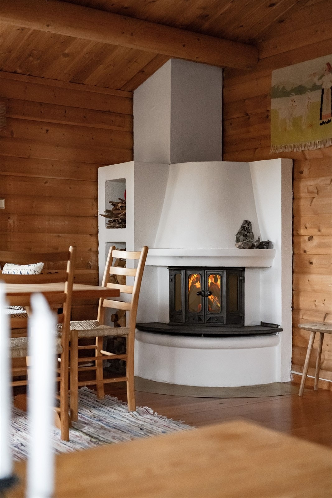 I hjørnet av stuen er det en koselig peis med peisinnsats som både gir god varme og bidrar til ekstra hygge. Galleribilde