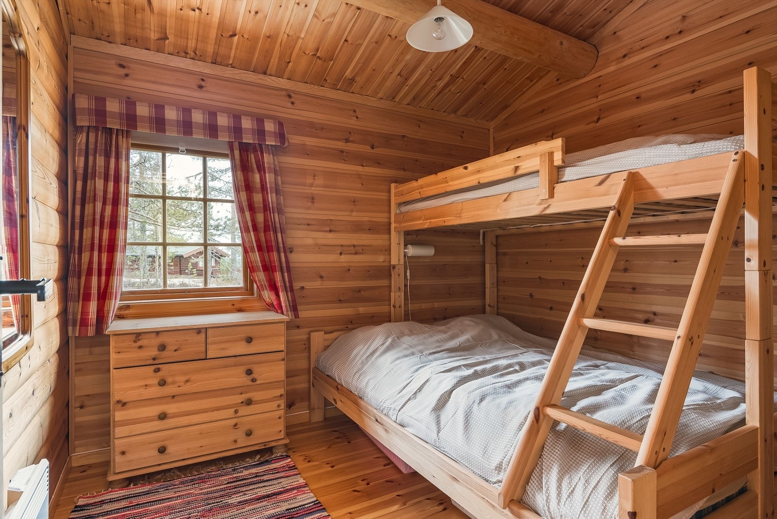 Soverom 1 i tilbygget del er i dag innredet med en familiekøye med 3 sengeplasser. Galleribilde