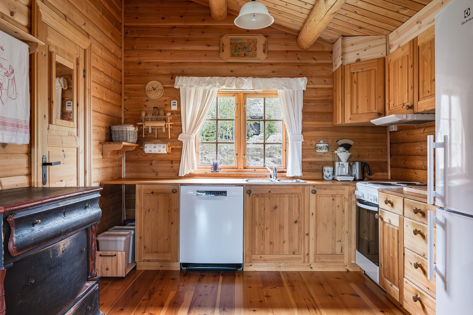 Kjøkkenet ligger i en fin delvis åpen løsning med stuen, naturlig tilbaketrukket og samtidig åpent og sosialt. Galleribilde