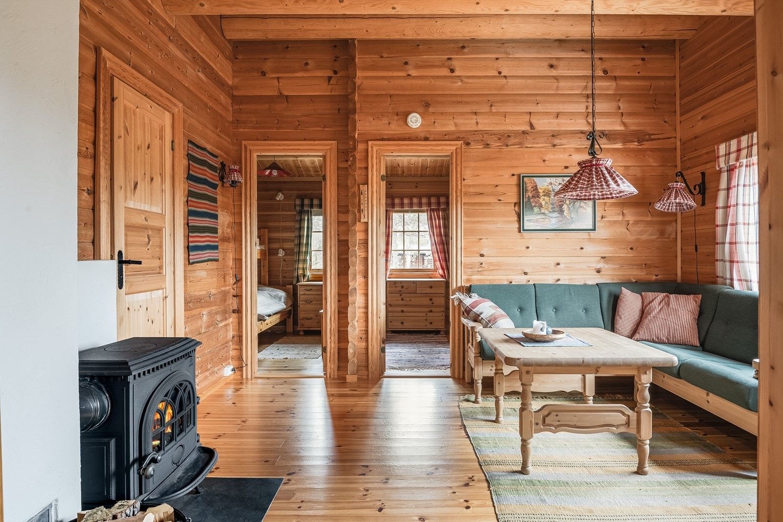 Det gjøres oppmerksom på at tilbygget del mot øst som består av stue, 2 soverom og baderom med badstue ikke fremkommer av tegningene. Galleribilde