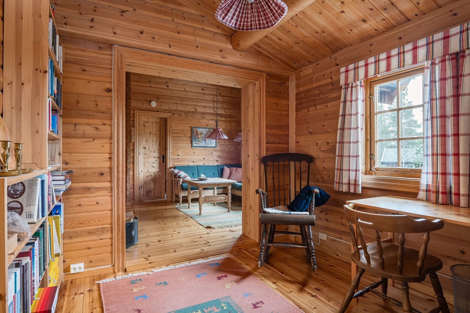 I den andre enden av gangen er det også en stue som er delt inn i to ulike soner. Galleribilde