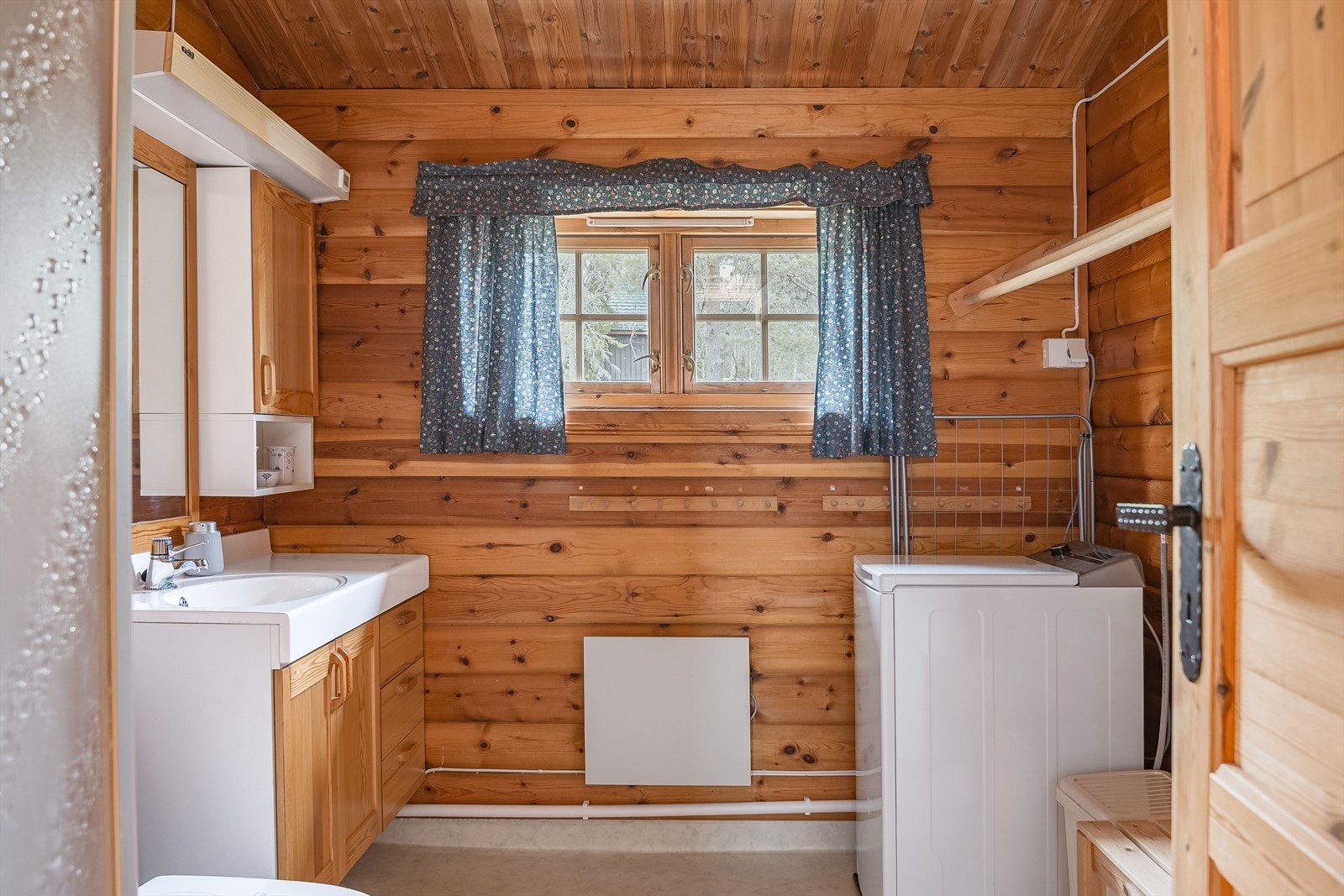 Baderom 2 har belegg på gulv med gulvvarme, overflater med maskinlaft og opplegg for vaskemaskin. Galleribilde