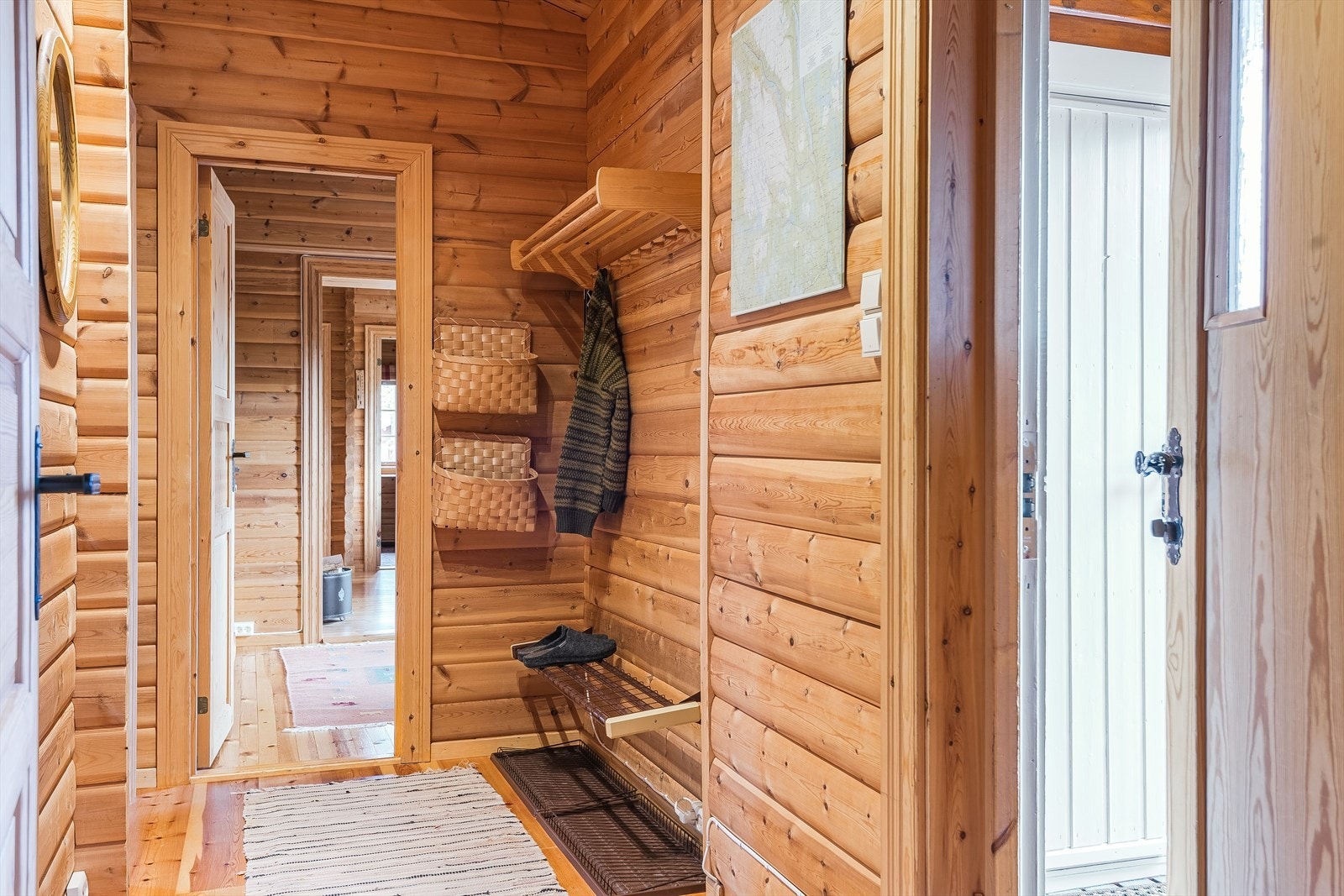 Når du entrer hytta kommer du inn i en hyggelig entré med plass til sko og oppheng av yttertøy. Galleribilde
