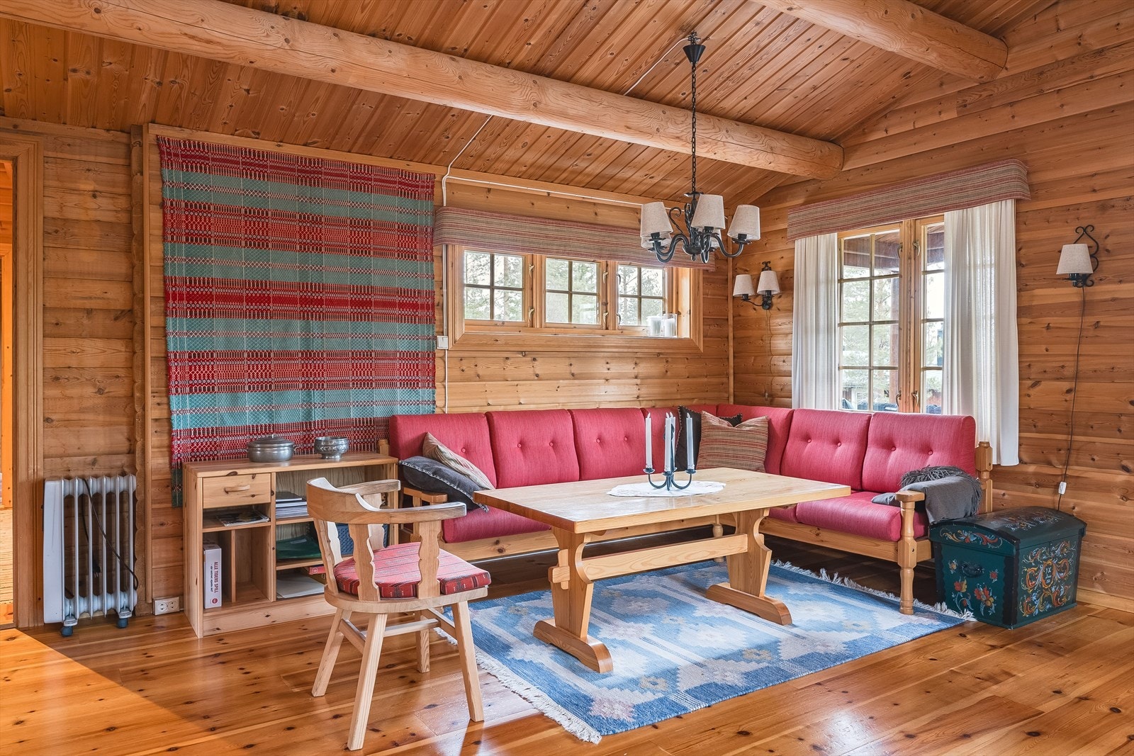 Stuen har vinduer mot hele tre himmelretninger som sørger for rikelig med naturlig lys. Galleribilde