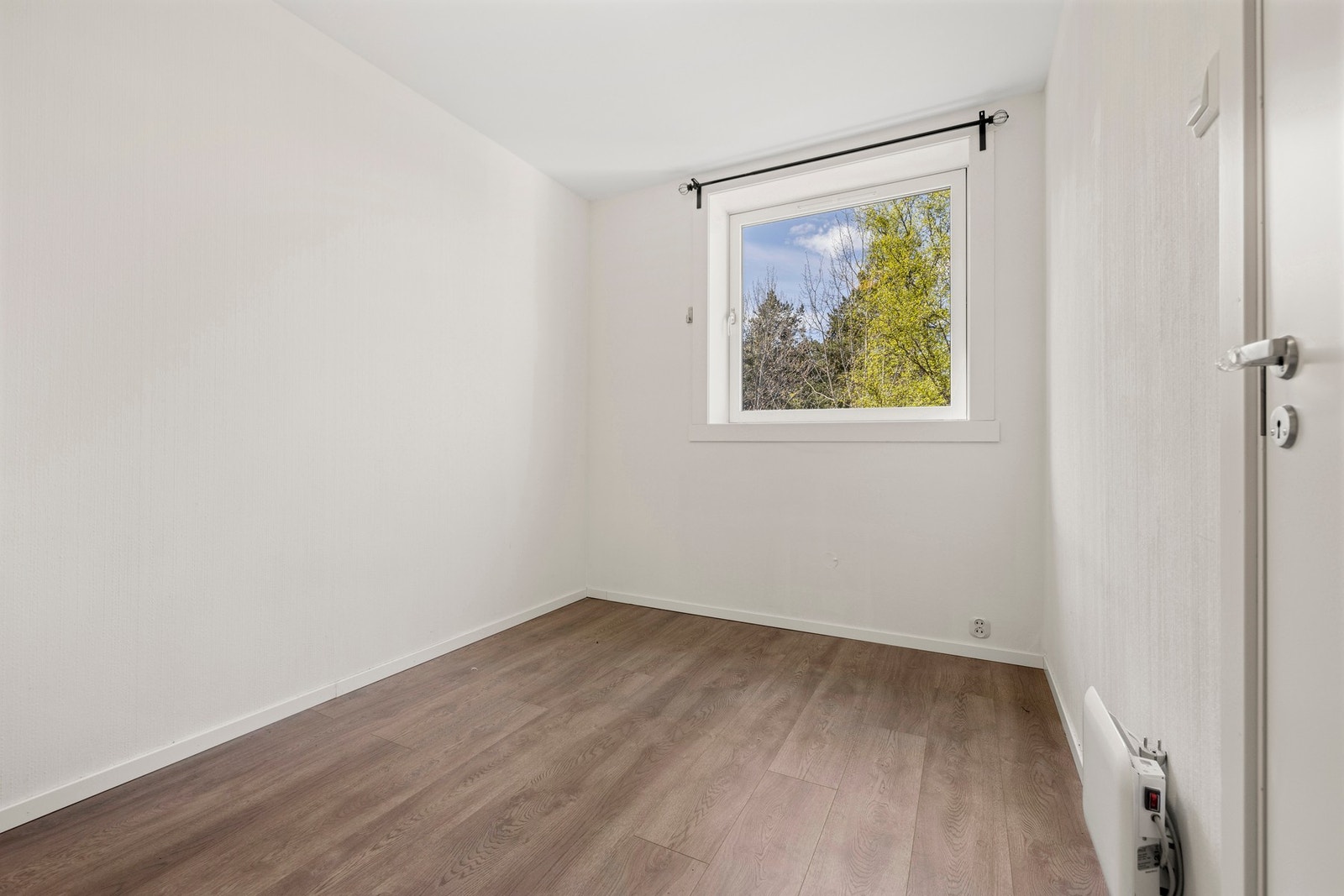 Det andre soverommet er lyst og enkelt, og passer perfekt som barnerom, kontor eller gjesterom. Galleribilde