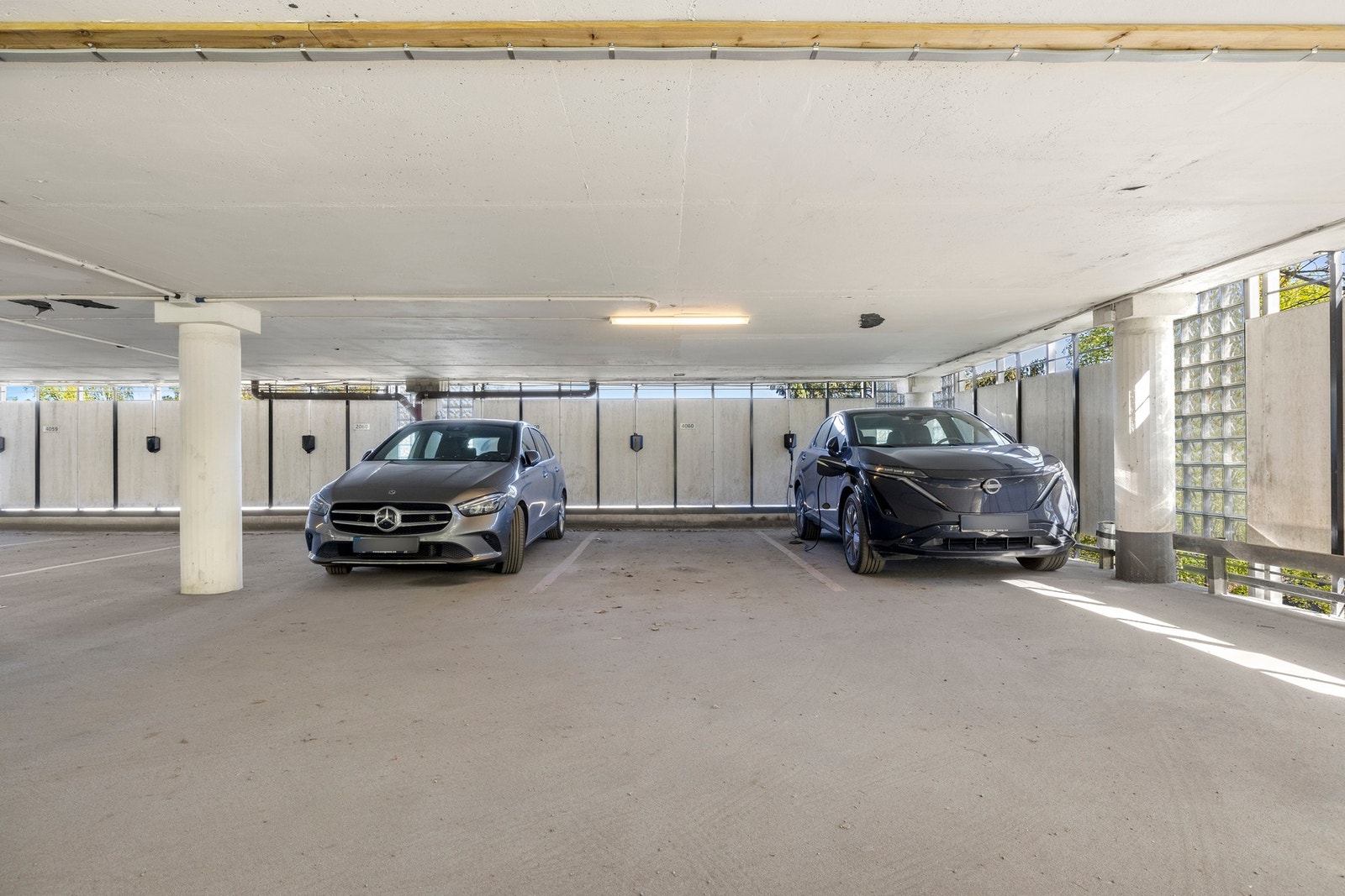 Leiligheten har fast parkeringsplass i garasjeanlegg. Galleribilde