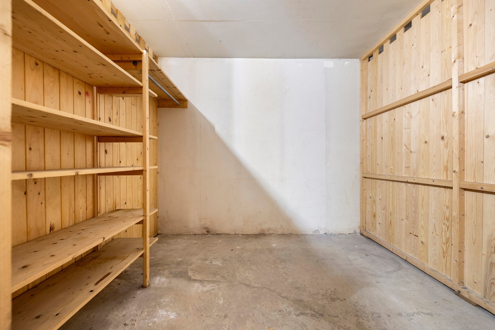 Kjellerboden på 7 m² gir utmerket plass til sesongutstyr, sykler eller arkivering. Galleribilde