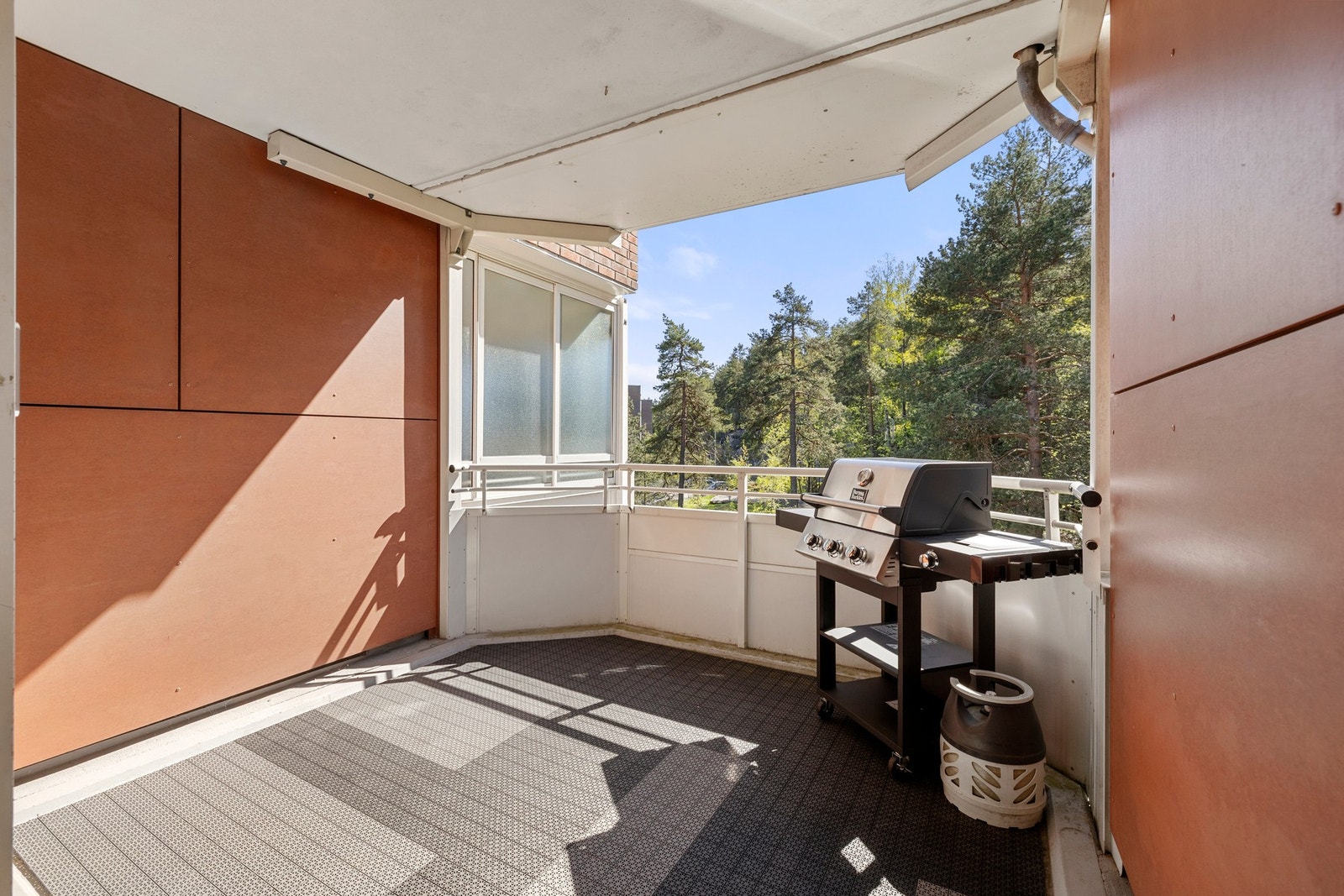 Leiligheten har en romslig og sydvendt balkong på 8 m² - perfekt for hyggelige grillkvelder eller en stille morgenkaffe i grønne omgivelser. Galleribilde