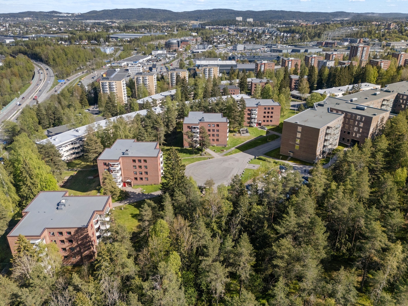 Leiligheten ligger tilbaketrukket og solrikt til i grønne omgivelser. Galleribilde