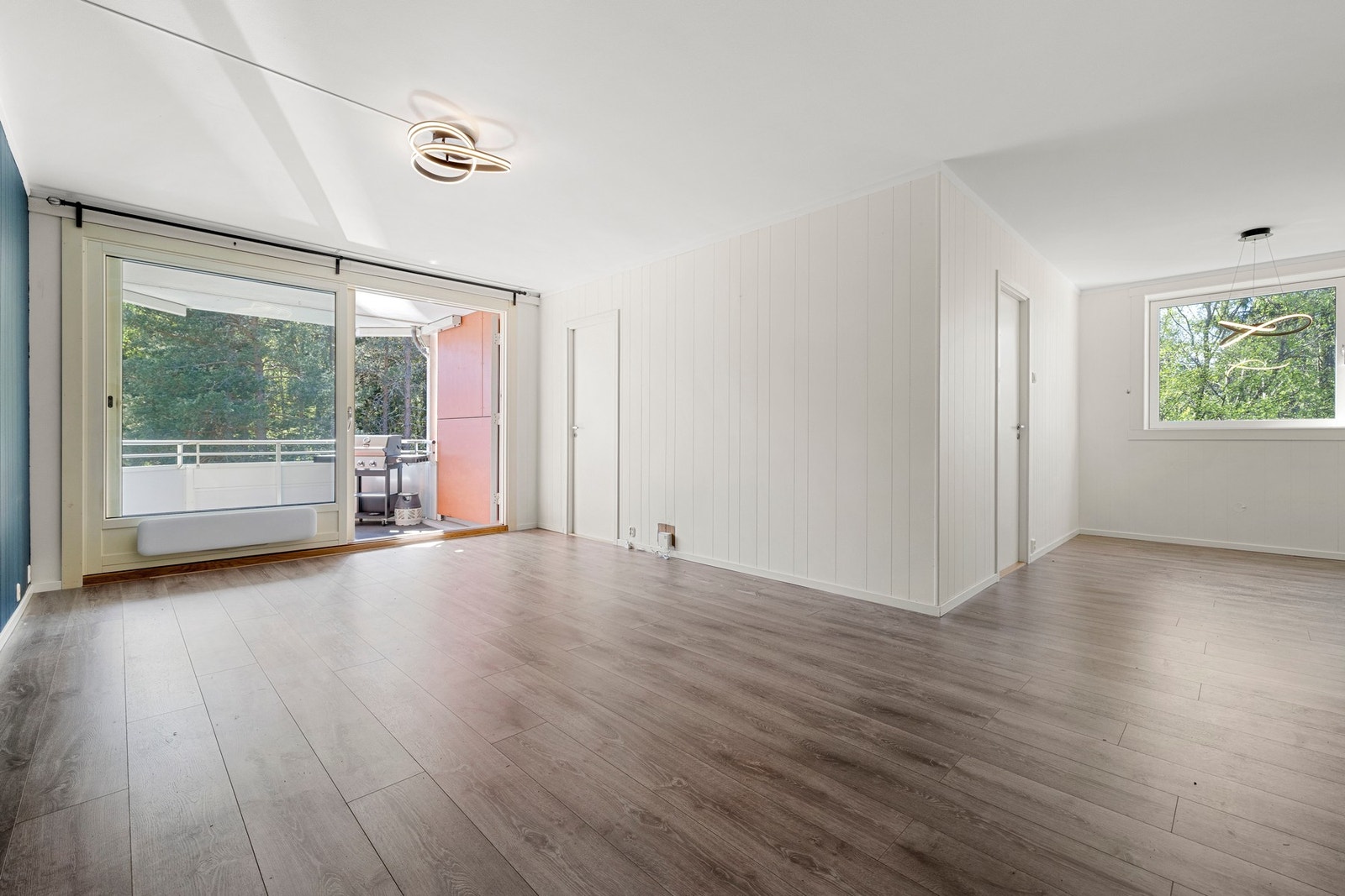 Den lyse og åpne stuen har store vindusflater og direkte utgang til balkongen. Galleribilde